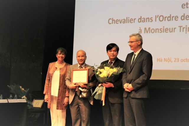 Nhà văn Ngô Tự Lập tại lễ vinh danh