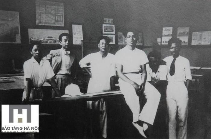 Các họa sĩ lớp hội họa và điêu khắc năm 1930. Các họa sĩ lớp hội họa và điêu khắc năm 1930.