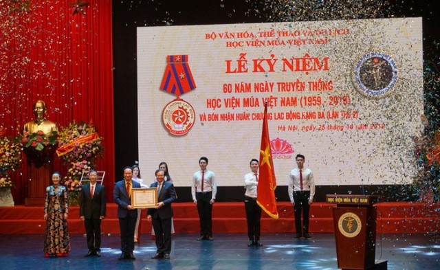 Thứ trưởng Tạ Quang Đông trao Huân chương Lao động hạng Ba cho tập thể lãnh đạo Học viện Múa Việt Nam. 