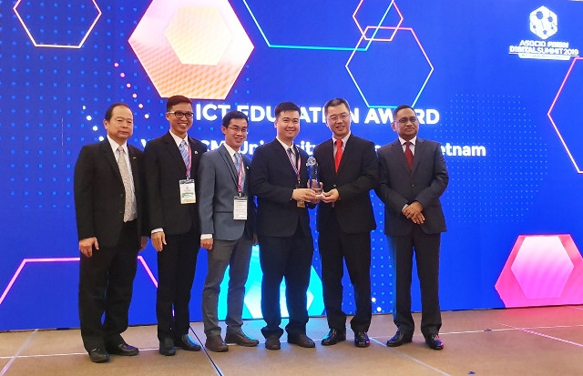 Trường ĐH Khoa học Tự nhiên (ĐHQG Tp. Hồ Chí Minh) được trao giải thưởng Tổ chức Đào tạo CNTT xuất sắc 2019 Trường ĐH Khoa học Tự nhiên (ĐHQG Tp. Hồ Chí Minh) được trao giải thưởng Tổ chức Đào tạo CNTT xuất sắc 2019