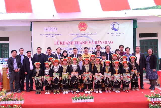 Các em học sinh dân tộc Dao hân hoan trong lễ bàn giao lớp học mới