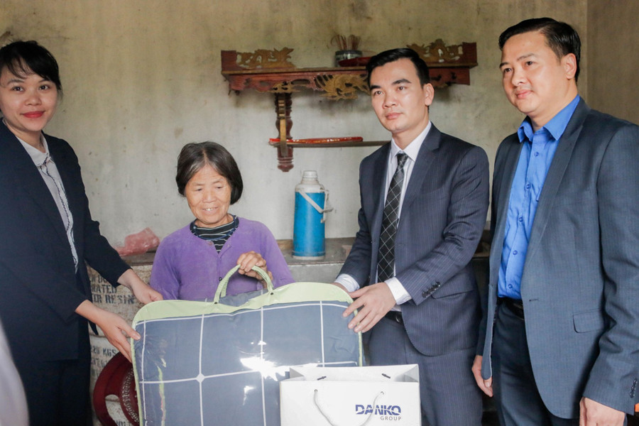 Đoàn thiện nguyện đến thăm và tặng quà cho gia đình khó khăn