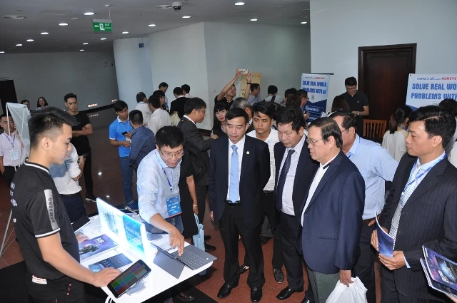 Các đại biểu tham quan khu gian hàng triển lãm tại Smart City Summit