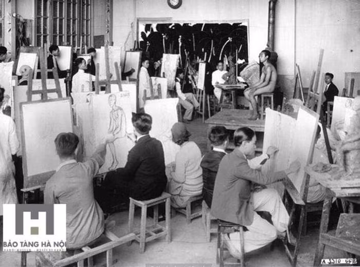 Sinh viên trường Mỹ thuật Đông Dương thập niên 30 thế kỷ 20 (từ phải sang: họa sĩ Tô Ngọc Vân, Nguyễn Cao Luyện... Sinh viên trường Mỹ thuật Đông Dương thập niên 30 thế kỷ 20 (từ phải sang: họa sĩ Tô Ngọc Vân, Nguyễn Cao Luyện...