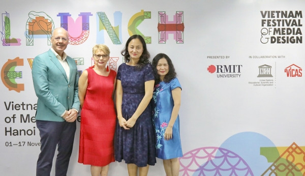 Đại diện các cơ quan hợp tác tổ chức sự kiện.Từ phải sang: PGS - TS Nguyễn Thị Hiền (Phó viện trưởng Viện Văn hoá nghệ thuật Quốc gia), bà Phạm Thị Thanh Hương (Đại diện Văn phòng UNESCO Hà Nội), Giáo sư Julia Gaimster (Phó trưởng khoa Truyền thông và Thiết kế RMIT Việt Nam) và ông Philip Dowler (Trưởng cơ sở RMIT Hà Nội) Đại diện các cơ quan hợp tác tổ chức sự kiện.Từ phải sang: PGS - TS Nguyễn Thị Hiền (Phó viện trưởng Viện Văn hoá nghệ thuật Quốc gia), bà Phạm Thị Thanh Hương (Đại diện Văn phòng UNESCO Hà Nội), Giáo sư Julia Gaimster (Phó trưởng khoa Truyền thông và Thiết kế RMIT Việt Nam) và ông Philip Dowler (Trưởng cơ sở RMIT Hà Nội)