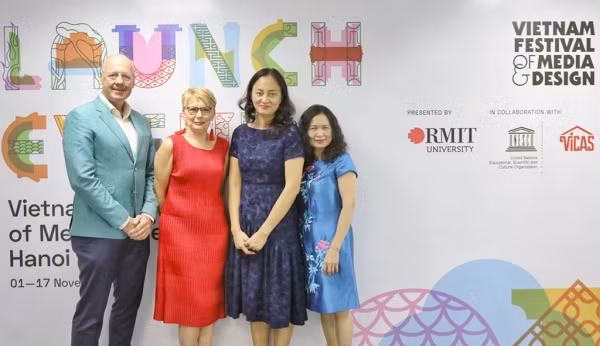 Đại diện các cơ quan hợp tác tổ chức sự kiện.Từ phải sang: PGS - TS Nguyễn Thị Hiền (Phó viện trưởng Viện Văn hoá nghệ thuật Quốc gia), bà Phạm Thị Thanh Hương (Đại diện Văn phòng UNESCO Hà Nội), Giáo sư Julia Gaimster (Phó trưởng khoa Truyền thông và Thiết kế RMIT Việt Nam) và ông Philip Dowler (Trưởng cơ sở RMIT Hà Nội)