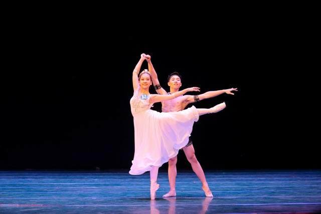 Biểu diễn nghệ thuật múa đôi