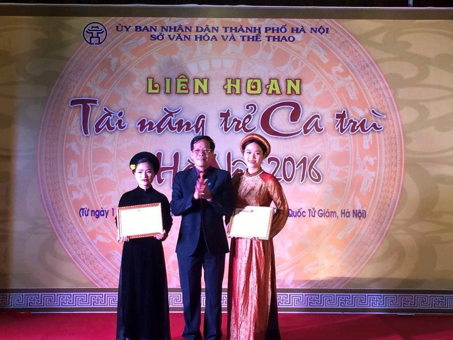 Hai thí sinh Nguyễn Thị Thảo (giáo phường Ca trù Thái Hà) và Đinh Thị Vân (giáo phường Ca trù Lỗ Khê) giành giải xuất sắc trong Liên hoan lần I - 2016 Hai thí sinh Nguyễn Thị Thảo (giáo phường Ca trù Thái Hà) và Đinh Thị Vân (giáo phường Ca trù Lỗ Khê) giành giải xuất sắc trong Liên hoan lần I - 2016