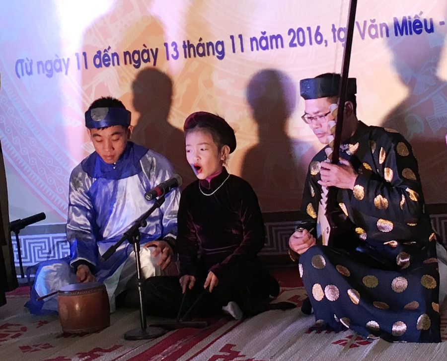 Nguyễn Thục Trinh (7 tuổi) đến từ câu lạc bộ ca trù Lỗ Khê, thí sinh nhỏ tuổi nhất tham dự Liên hoan tài năng trẻ ca trù Hà Nội 2016 đã gây được ấn tượng đặc biệt Nguyễn Thục Trinh (7 tuổi) đến từ câu lạc bộ ca trù Lỗ Khê, thí sinh nhỏ tuổi nhất tham dự Liên hoan tài năng trẻ ca trù Hà Nội 2016 đã gây được ấn tượng đặc biệt