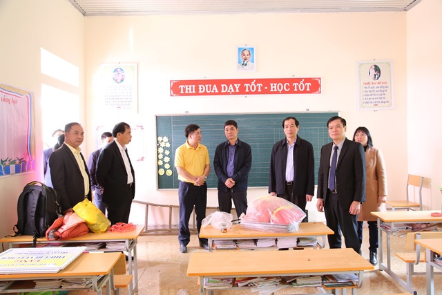 Đại diện lãnh đạo các cấp, Quỹ Bảo trợ trẻ em VN và nhà tải trợ nghiệm thu phòng học