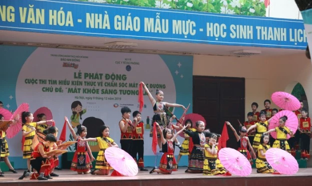 HS trường tiểu học Kim Liên biểu diễn văn nghệ trong lễ phát động