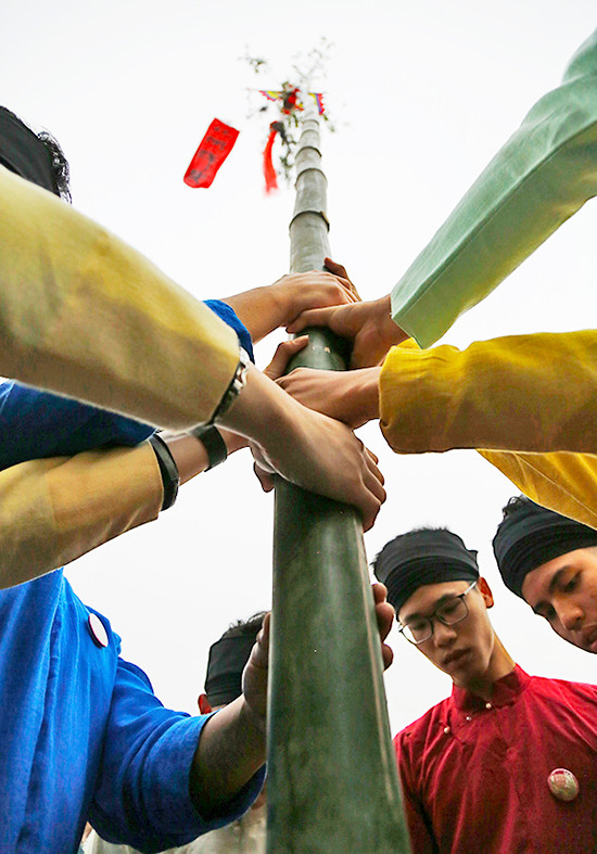 Dựng cây nêu trước sân đình.