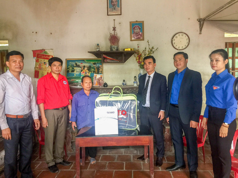 Thăm và tặng quà cho gia đình khó khăn