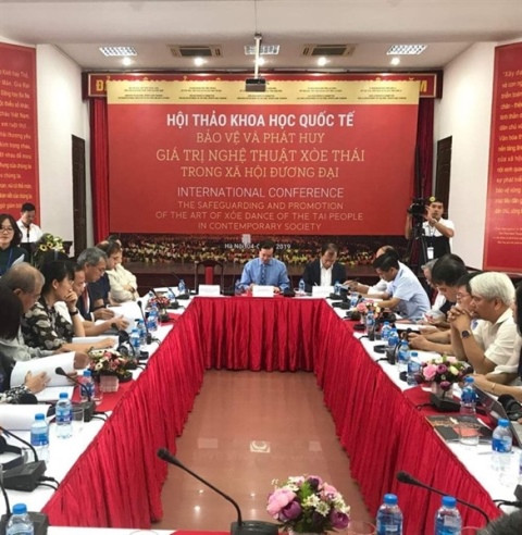 Quang cảnh hội thảo quốc tế về nghệ thuật múa Xòe. Quang cảnh hội thảo quốc tế về nghệ thuật múa Xòe.
