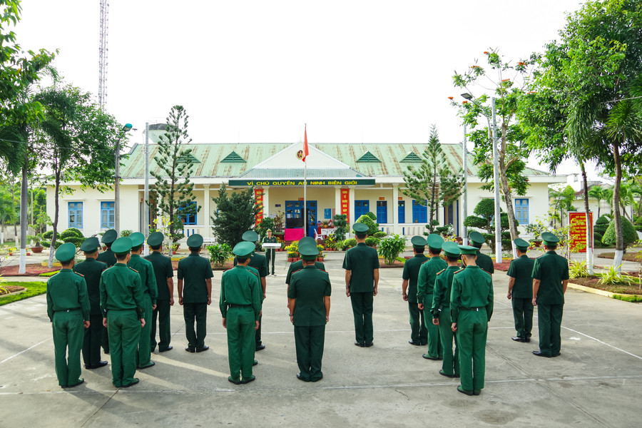 Quang cảnh lễ chào cờ Tổ quốc đầu năm mới tại đồn Biên phòng Trung Bình. Quang cảnh lễ chào cờ Tổ quốc đầu năm mới tại đồn Biên phòng Trung Bình.