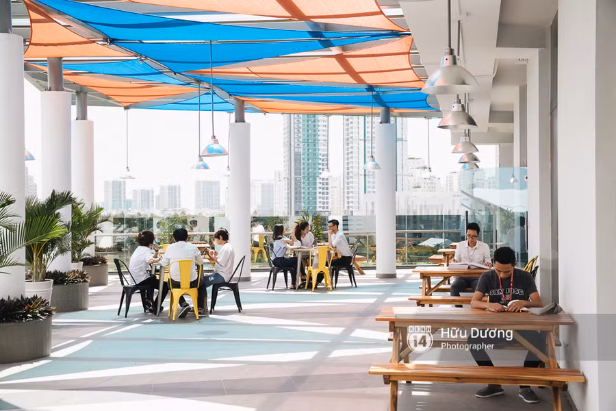 Thư viện trong khuôn viên trường. Tính đến cuối 2018, trường đã tạo ra tổng giá trị tài sản đã đầu tư vào cơ sở vật chất trên mặt đất hơn 2.200 tỷ đồng.