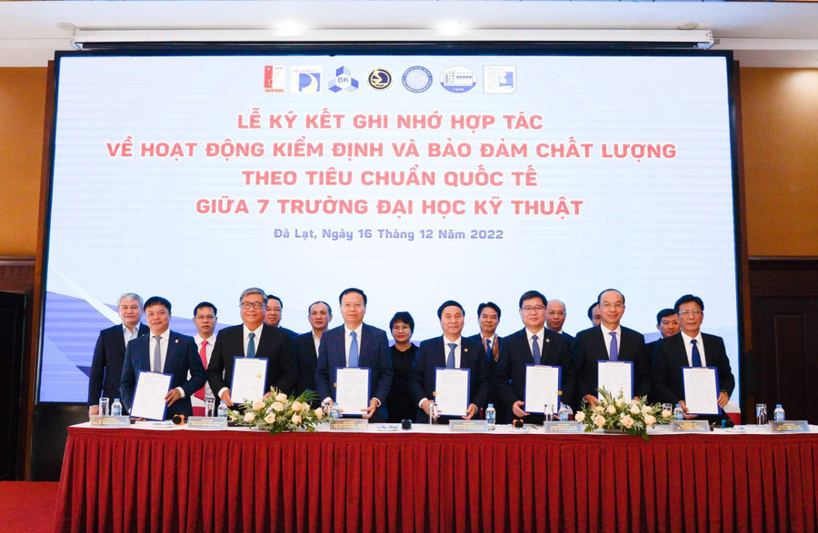 Lãnh đạo các trường đại học ký kết hợp tác.