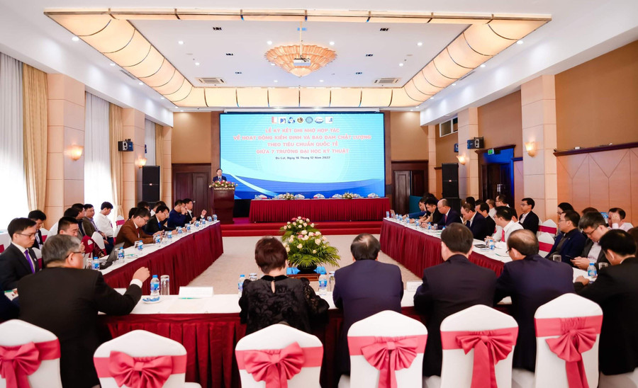 Toàn cảnh buổi ký kết hợp tác về hoạt động kiểm định và đảm bảo chất lượng theo tiêu chuẩn quốc tế.