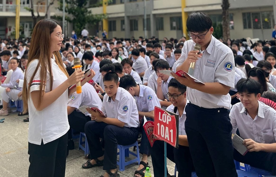 Diễn giả Ngọc Anh giao lưu với học sinh trường THPT Phước Long tại buổi Talkshow.