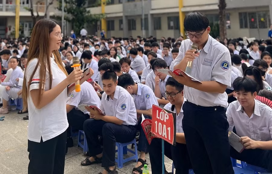 Diễn giả Ngọc Anh giao lưu với học sinh trường THPT Phước Long tại buổi Talkshow.