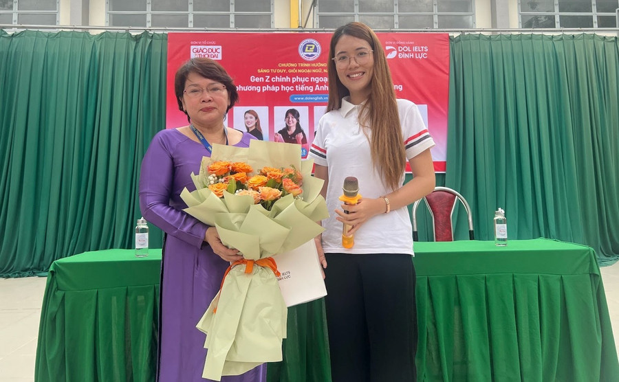 Cô Đỗ Thị Ngọc Anh - đại diện DOL English gửi tặng món quà tới Ban Giám Hiệu trường THPT Phước Long.