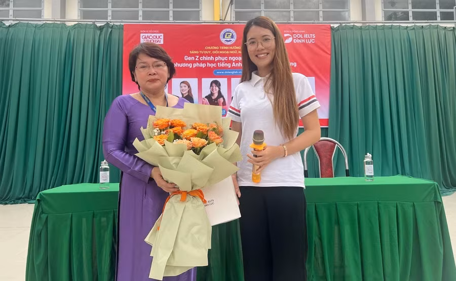 Cô Đỗ Thị Ngọc Anh - đại diện DOL English gửi tặng món quà tới Ban Giám Hiệu trường THPT Phước Long.