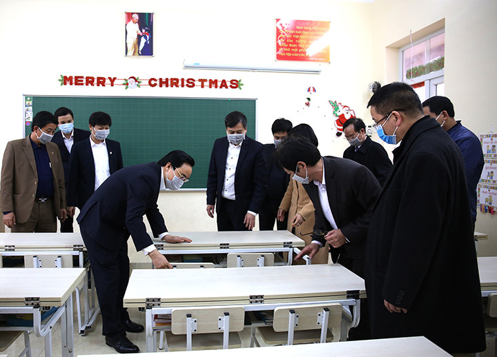 Bộ trưởng Phùng Xuân Nhạ kiểm tra bàn học của các lớp trường Tiểu học Trần Nhân Tông (Nam Định).