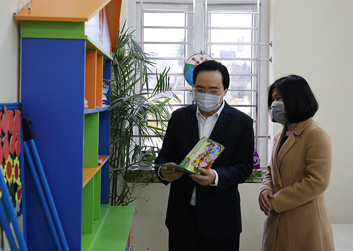 Bộ trưởng Phùng Xuân Nhạ cho rằng vai trò của các cô giáo Lớp 1 là cực kỳ quan trọng tới việc lựa chọn sách giáo khoa cho khối lớp 1 trong năm học 2020-2021.