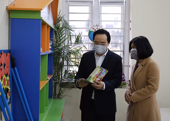 Bộ trưởng Phùng Xuân Nhạ cho rằng vai trò của các cô giáo Lớp 1 là cực kỳ quan trọng tới việc lựa chọn sách giáo khoa cho khối lớp 1 trong năm học 2020-2021.