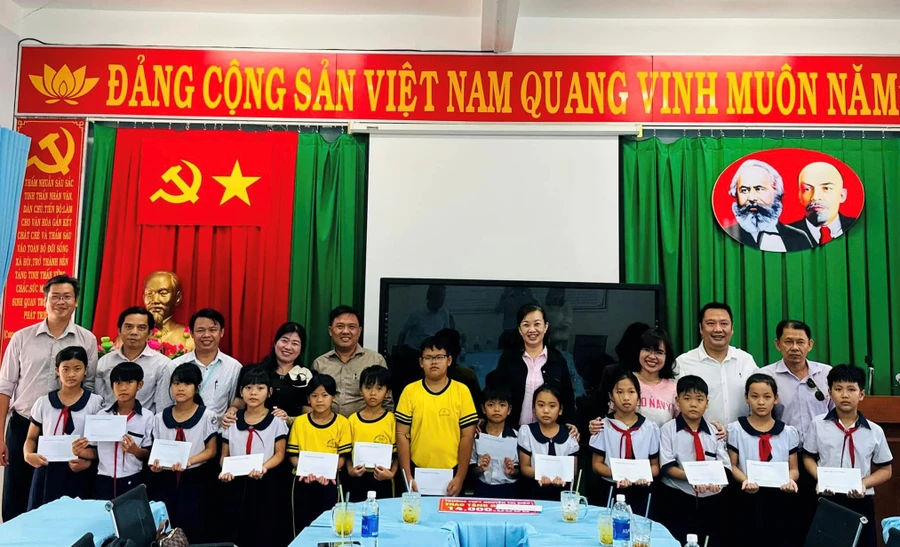 Học sinh Trường tiểu học Thạnh An vui mừng nhận học bổng từ đơn vị trao tặng.