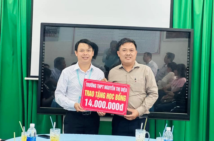 Trường THPT Nguyễn Thị Diệu trao biển tượng trưng 28 suất học bổng (mỗi suất 500 ngàn đồng) cho Trường tiểu học Thạnh An. Trường THPT Nguyễn Thị Diệu trao biển tượng trưng 28 suất học bổng (mỗi suất 500 ngàn đồng) cho Trường tiểu học Thạnh An.