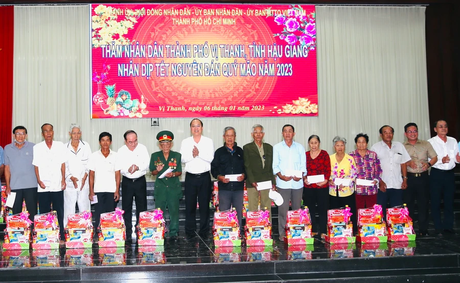 Phó Bí thư Thành ủy Nguyễn Hồ Hải cùng đoàn công tác trao quà cho người dân tại TP Vị Thanh.