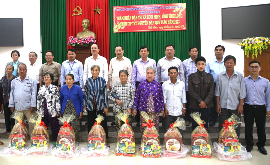 Đoàn đại biểu TPHCM trao quà cho người dân thị xã Bình Minh, tỉnh Vĩnh Long.