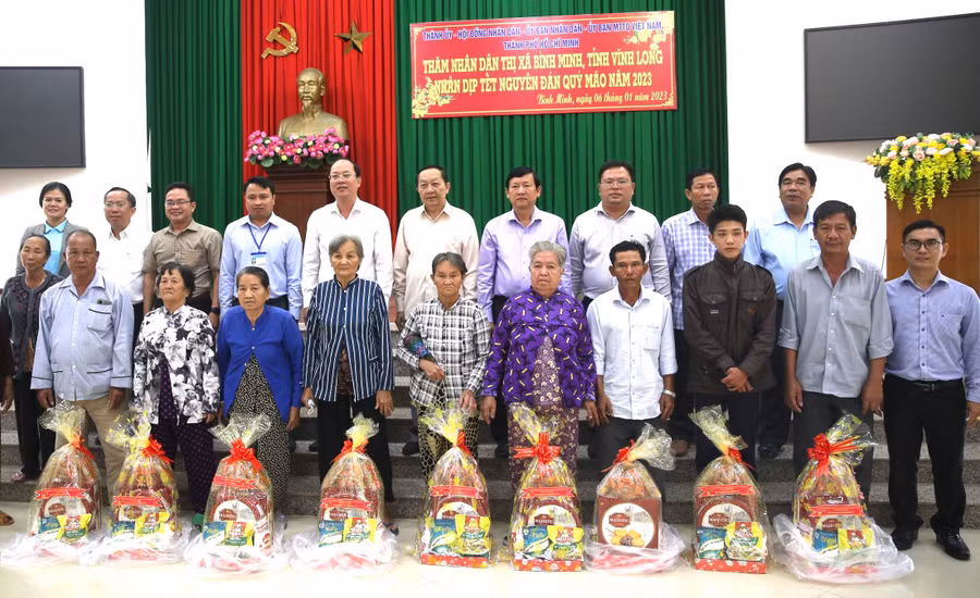 Đoàn đại biểu TPHCM trao quà cho người dân thị xã Bình Minh, tỉnh Vĩnh Long.