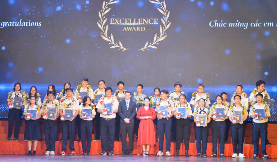 Học sinh đạt danh hiệu Excellence Award-đạt mức điểm xuất sắc cho cả 3 môn Toán, Tiếng Anh và Khoa học.