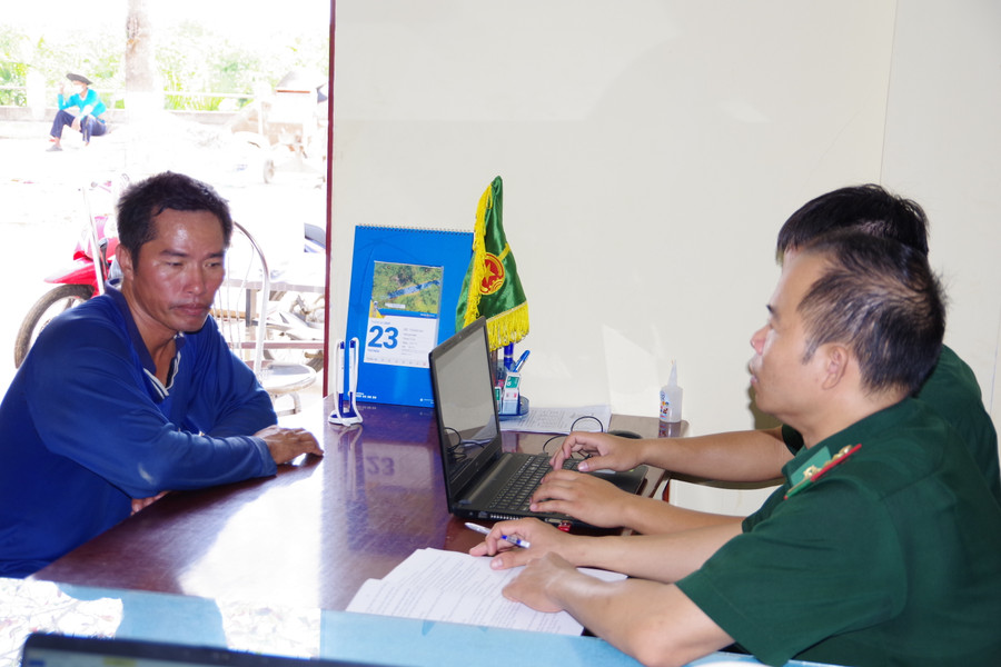 Tổ công tác lấy lời khai thuyền trưởng Hoàng Văn Lượm. Tổ công tác lấy lời khai thuyền trưởng Hoàng Văn Lượm.
