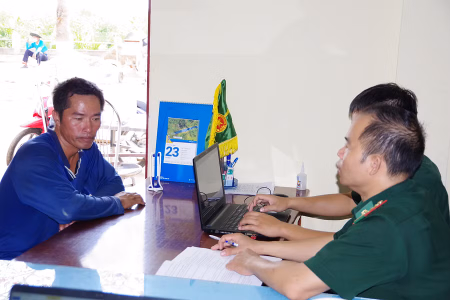 Tổ công tác lấy lời khai thuyền trưởng Hoàng Văn Lượm.