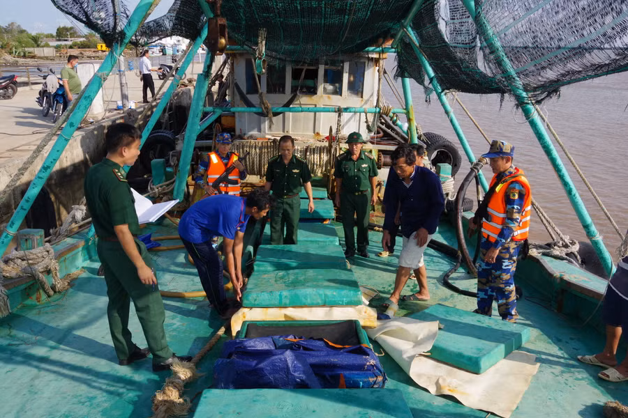 Tổ tuần tra tiến hành kiểm tra phương tiện vận chuyển dầu trái phép.