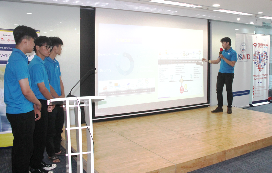Nhóm sinh viên Trường Đại học Lạc Hồng trình bày dự án. Nhóm sinh viên Trường Đại học Lạc Hồng trình bày dự án.
