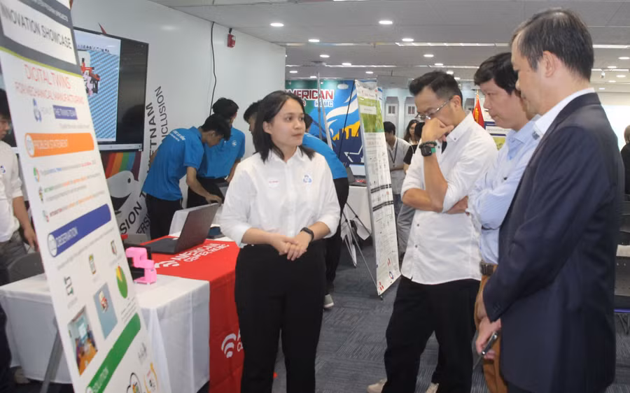 Các đại biểu tham quan sản phẩm cuộc thi Dự án Đổi mới Sáng tạo Kỹ thuật eProjects.