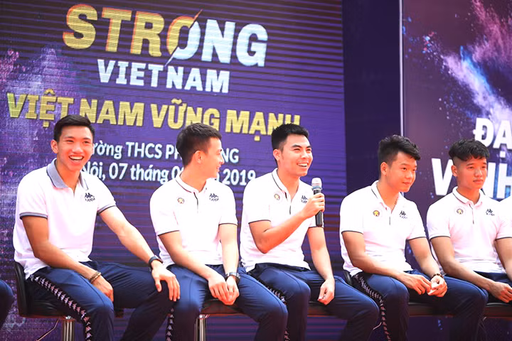 Theo suốt chương trình sẽ là các ngôi sao của bóng đá Việt Nam đang thi đấu trong màu áo CLB Hà Nội như: Văn Quyết, Quang Hải, Văn Hậu, Duy Mạnh, Đình Trọng, Đức Huy...