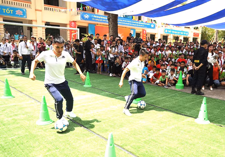 Quang Hải tranh tài với Đức Huy, Phí Minh Long bị cầu thủ “nhí” đốt lưới