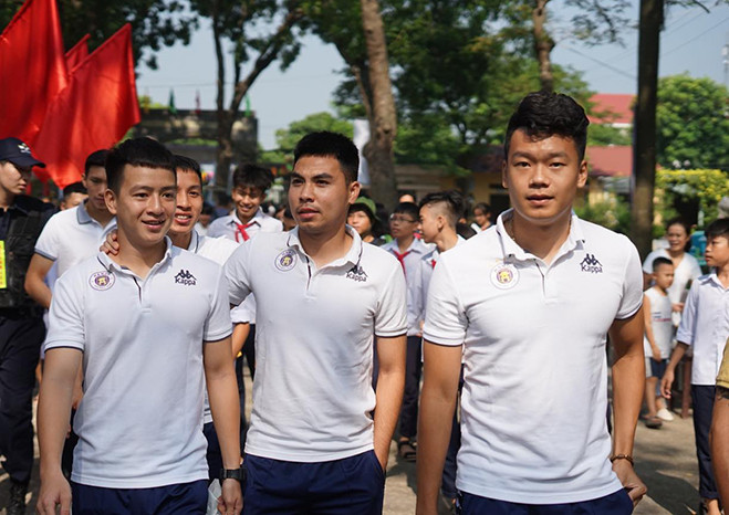 Sáng nay (7/9), dàn cầu thủ của CLB Hà Nội T&T đã tới giao lưu với các em học sinh trường THCS Phù Đổng (huyện Gia Lâm, Hà Nội). Đây là hoạt động đầu tiên của chương trình mang tên "Strong Vietnam".