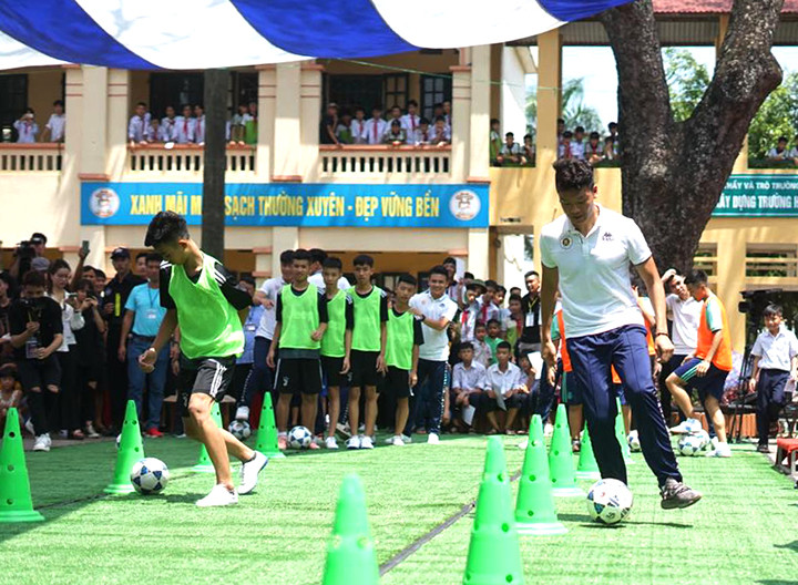 Địa điểm đầu tiên được lựa chọn là THCS Phù Đổng, bởi hình tượng Phù Đổng Thiên Vương là biểu tượng của tinh thần kiên cường bất khuất, lòng yêu nước và sự đoàn kết gắn bó của dân tộc Việt Nam.