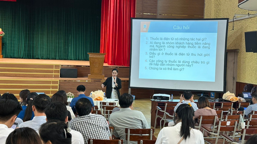 Báo cáo viên chia sẻ tại chương trình tập huấn.