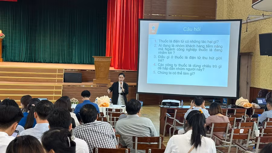 Báo cáo viên chia sẻ tại chương trình tập huấn.