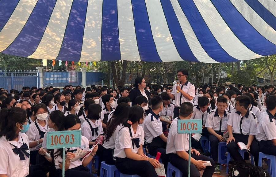 Không khí buổi Talkshow tại trường THPT Nguyễn Hữu Tiến.