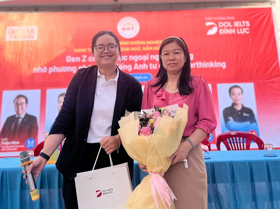 Cô Tô Ngọc Vy- đại diện DOL English tặng hoa BGH trường THPT Nguyễn Hữu Tiến.