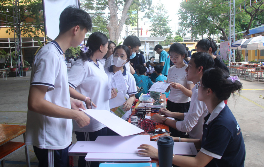 Học sinh hào hứng trải nghiệm tại các trạm.