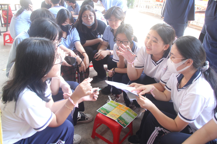 Học sinh Trường THPT Ten Lơ Man thảo luận sôi nổi tại ngày hội.